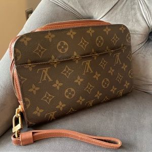 $1100 Louis Vuitton Monogram Authentic Pouchette